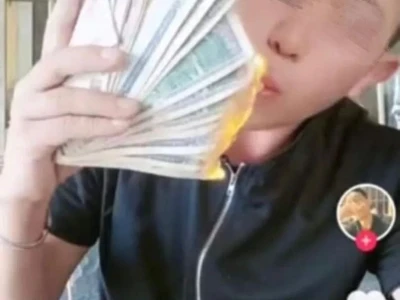 有钱人的世界不一样，小伙嫌基普不值钱点火烧毁引发网友谴责！