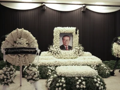 方侨生会长率柬华理事总会领导层到中国使馆吊唁江泽民