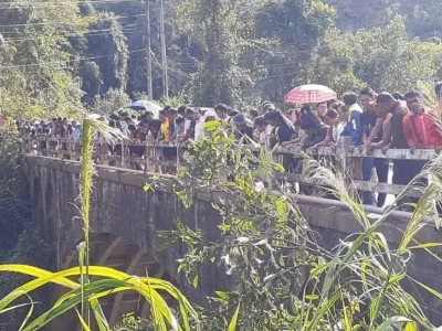 揪心，皮卡车在老挝乌多姆赛过桥时坠河连人带车失踪！还在搜救愿平安