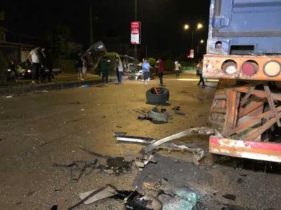 奇迹！汽车追尾翻滚10几米，车身肢解无人伤亡