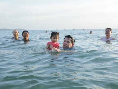 洪森总理海滩戏水，与民众近距离互动
