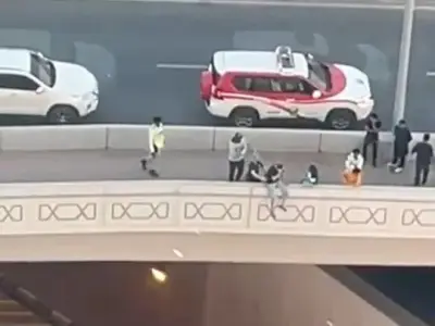 阿联酋警方在阿吉曼营救试图跳桥自杀的男子