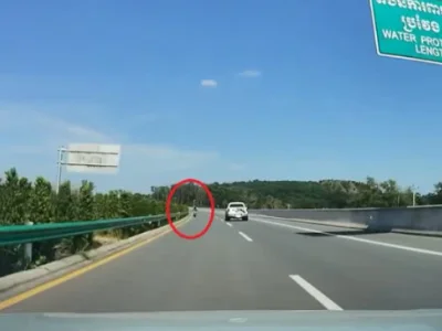 男子在金港高速公路上逆向骑摩托车，狂遭网友批评！