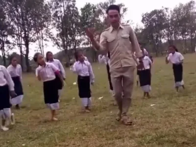 小学没有女老师，男老师领舞传统舞蹈也好看！老挝生活真欢乐，光脚也要一起high