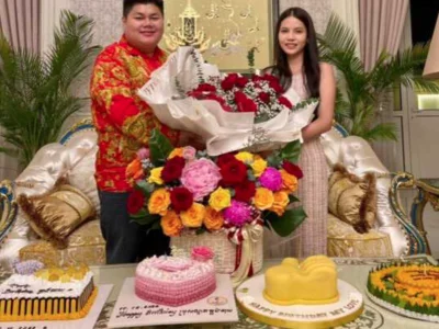 离婚2年后，富豪与18岁美女订婚