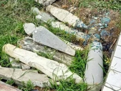 这是干嘛？大马一墓园遭破坏，多个墓碑被拔起