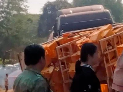 赶着去送酒？老挝啤酒货车车速太快翻车，一地酒香路过都要醉！
