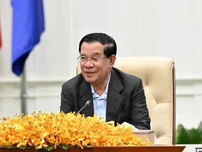 洪森总理会见政治评论家