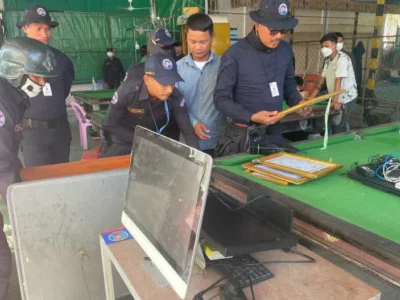 金边警方突查一网赌窝点，9人被捕！