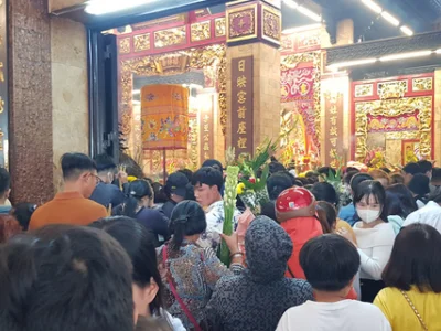 大年初一，万人涌向山姆山女神敬拜