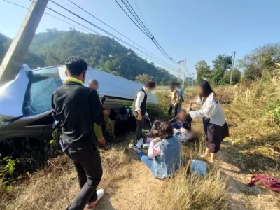 清迈有小巴车发生严重车祸，5名中国乘客受伤！