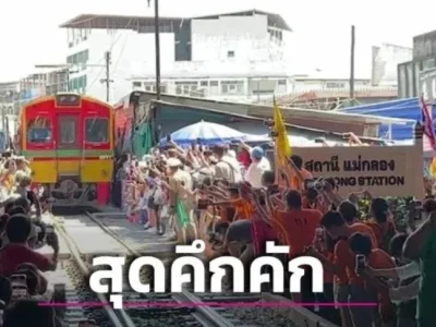 中国和外国游客涌入美功铁道市场 市场热闹非凡