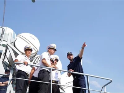 越南海军与英国皇家海军举行联合演习