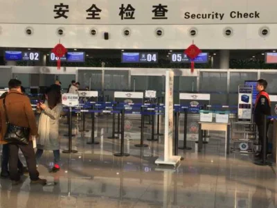 飞往柬埔寨的飞机，有人登机后被“点名”下飞机？