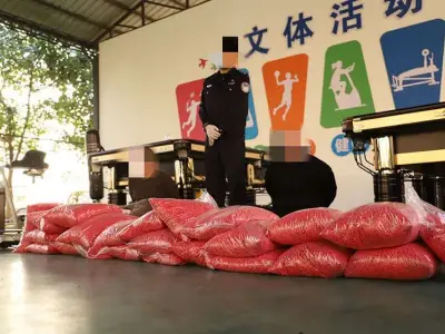 “民警拆毒包拆到手抽筋”，中缅边境缓缓驶进一辆运毒车……