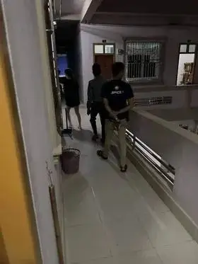 大其力警方突袭某公寓，两名涉嫌网络诈骗的缅甸青年当场被捕
