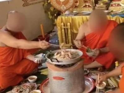 备受争议！30名泰国沙弥僧侣寺内吃火锅，各类食材调料均齐全…