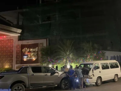 金边中国男子酒驾肇事，连撞3辆摩托车和汽车！