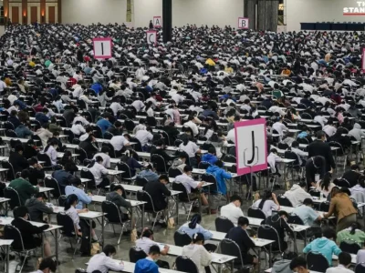 一万人抢一千个名额！泰国朱拉隆功大学附属学校招生考试现场人员爆满