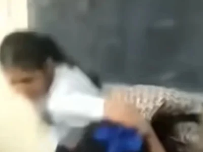 触目惊心的校园暴力！老挝女中学生为“抢男友”在学校大打出手，火爆程度让人咋舌！