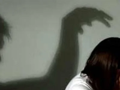 变态！越南男子不仅猥亵女孩，还在自己墙上凿洞偷窥邻居洗澡