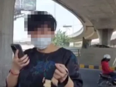 金边飞车党作案神速，中国女子在嘟嘟车上被抢走包包！