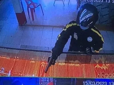 老挝闹市区一家金店遭蒙面黑衣男持枪抢劫！
