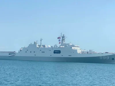 中国船坞登陆舰抵达西港