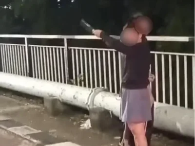 疑不堪生活压力携子女轻生，大马女子持菜刀欲跳河获救