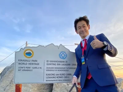 是要上山开会吗？外籍男子穿西装拎公务包登马来西亚神山