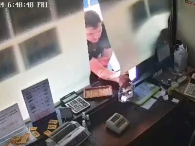 在泰店主举报：有外国男子在芭提雅换汇亭偷钱.....