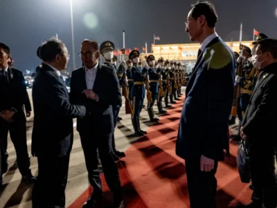 安华结束访华行程，于昨日晚乘专机回国
