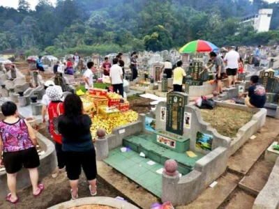 扫墓后2岁儿子回家高烧不退，大马华裔女怒：都是婆婆害的