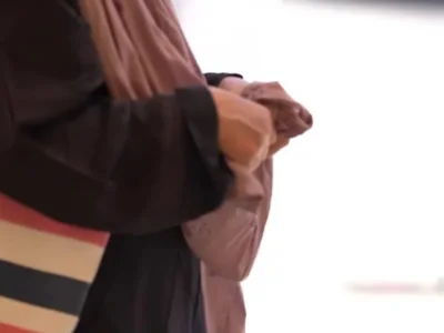 带着孩子上门乞讨，直接索要五千迪拉姆，阿联酋乞丐实现从坐以待毙到主动出击的行业转型