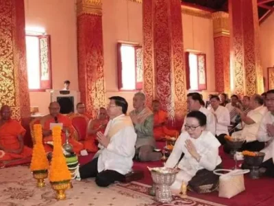 老挝国家主席通伦·西苏里率高层领导出席请佛下寺仪式