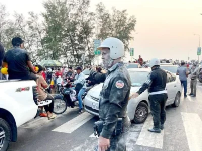 柬新年警方与民同欢，网友：都看不出谁是谁了！