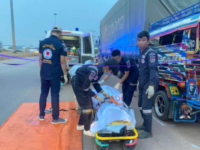 惨！万象市嘟嘟车追尾撞上大卡车，司机不幸死亡，女乘客受伤...