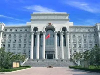 中国男子偷渡缅甸“淘金”，“破产”后只能在赌场前卖水果攒钱回国