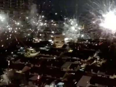 爆竹烟花火光四溅，网民直呼：马来人过节也很厉害放烟花！