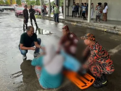 沙巴两名少年雨中踢足球，不幸遭雷劈一死一伤......