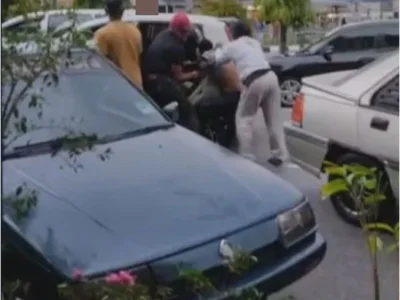 认错人？真绑架？大马一名男子光天化日当街遭5男女掳上车