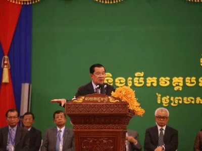 洪森首相：谁危害国家，我就打击谁