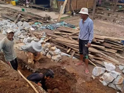 缅甸阶地镇一个市场里开挖地基，挖出来被埋地下近80年的一颗航弹
