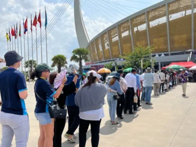 东运会闭幕式 | 现场已有大量民众排队入场！