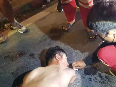 韩国男子酒后当街发疯！打人砸车斗警察，战斗现场一片火爆！