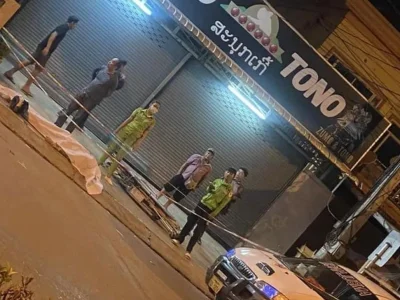 危险！万象市150医院附近凌晨发生枪战，一名男子疑似被爆头，暴毙人行道！