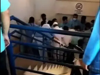 暖心！医院电梯故障，大马10多名医护扛病患进ICU