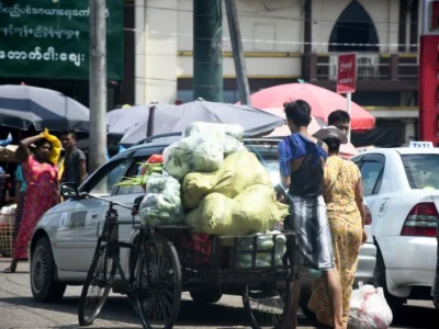 暴力升级、电力短缺、贸易和外汇限制、失业率猛增···缅甸人该何去何从？