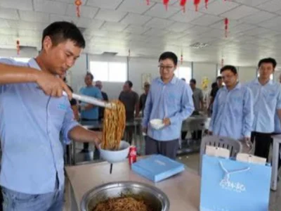 在柬湖北老乡端午节吃上热干面：家乡味道暖人心