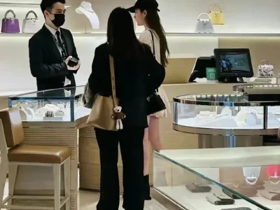 “神仙姐姐”下凡了？有网友在迪拜偶遇刘亦菲
